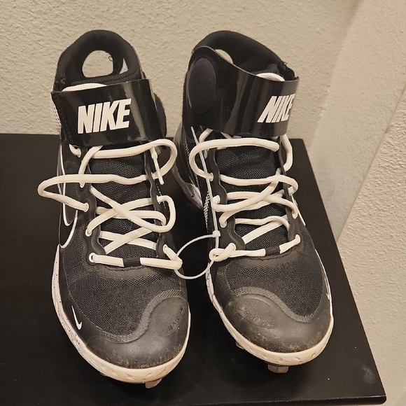 Nike Black and White Baseball cleats - Picture 1 of 7
